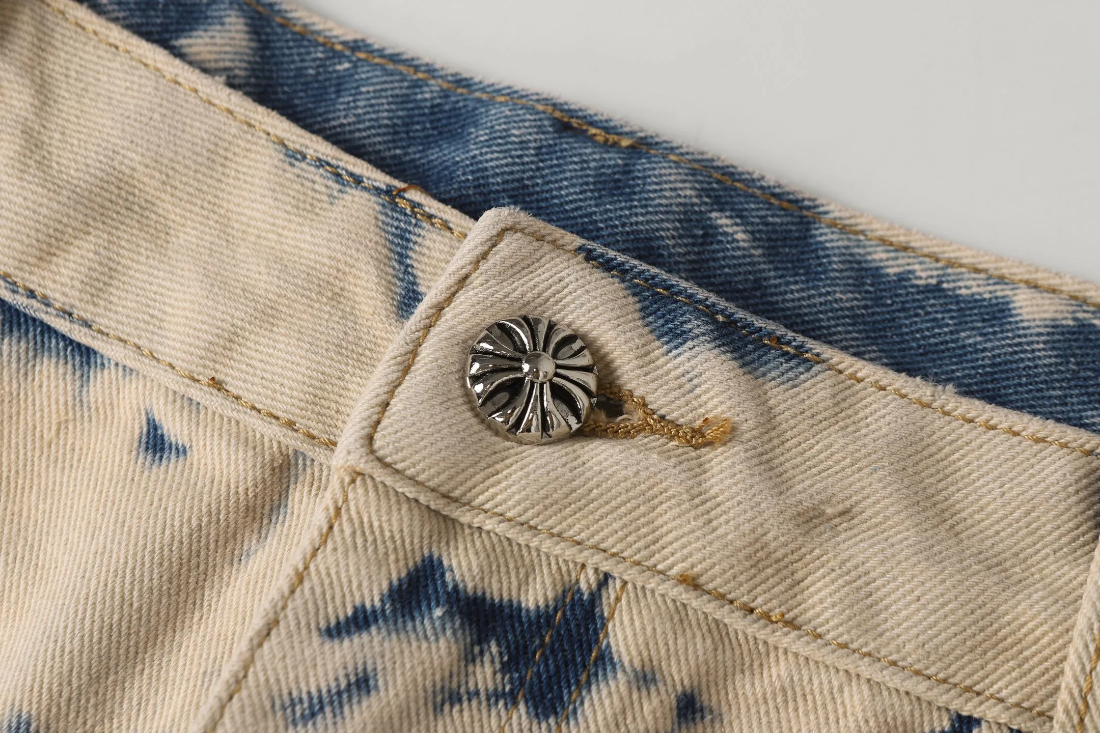 P310 Cross-border model, please do not place an order if you are pursuing quality - Chrome Hearts/Chrome Heart Cross ✝️ Heavy duty washed jeans, trousers and casual pants with leather embroidery - High weight, high density and high quality. The wool is soft, delicate and skin-friendly. Soft and silky to the touch. Warmth and skin-friendly. - Custom-woven and dyed with no color difference. No matter the fabric or workmanship details, it beats the ordinary version on the market - Hardware zipper accessories are all customized, full of details - Color: Tie-dye -Size: 28 30 32 34 36